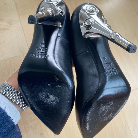 Versace versus pumps - Picture 2 of 3